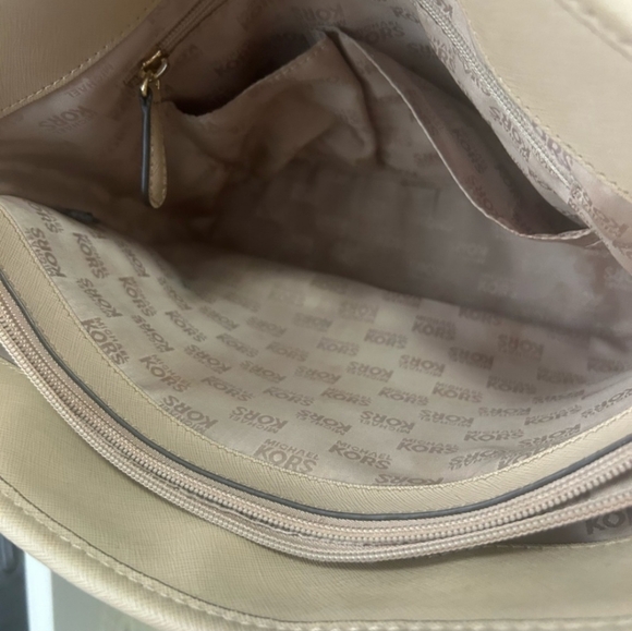 MICHAEL KORS Cream Saffiano Leather JET SET Bag! EUC - Picture 4 of 6